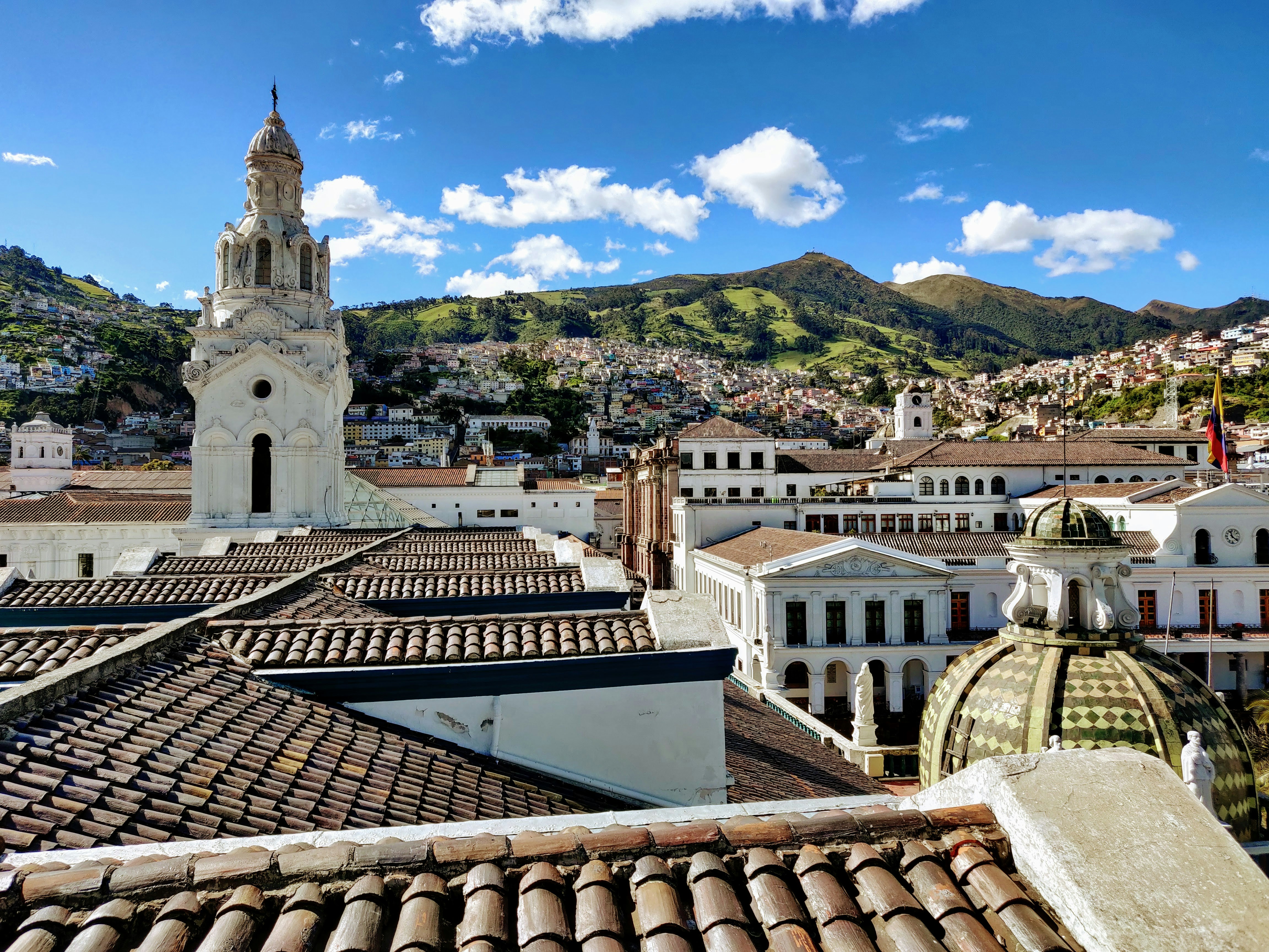 Historische Altstadt von Quito mit kolonialer Architektur