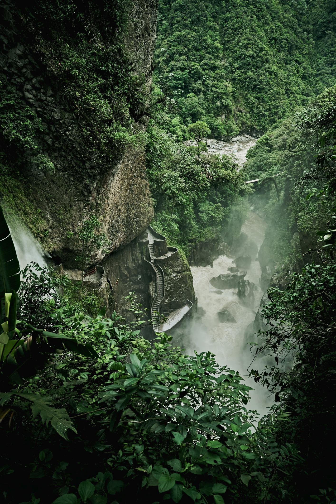 Dramatischer Wasserfall-Canyon in Baños, Ecuador