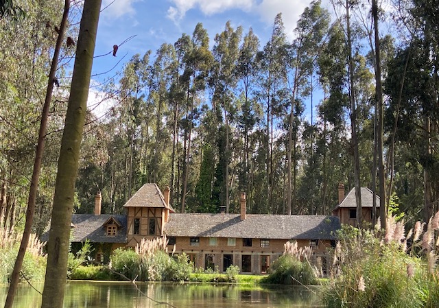 Hacienda am See mit Eukalyptusbäumen